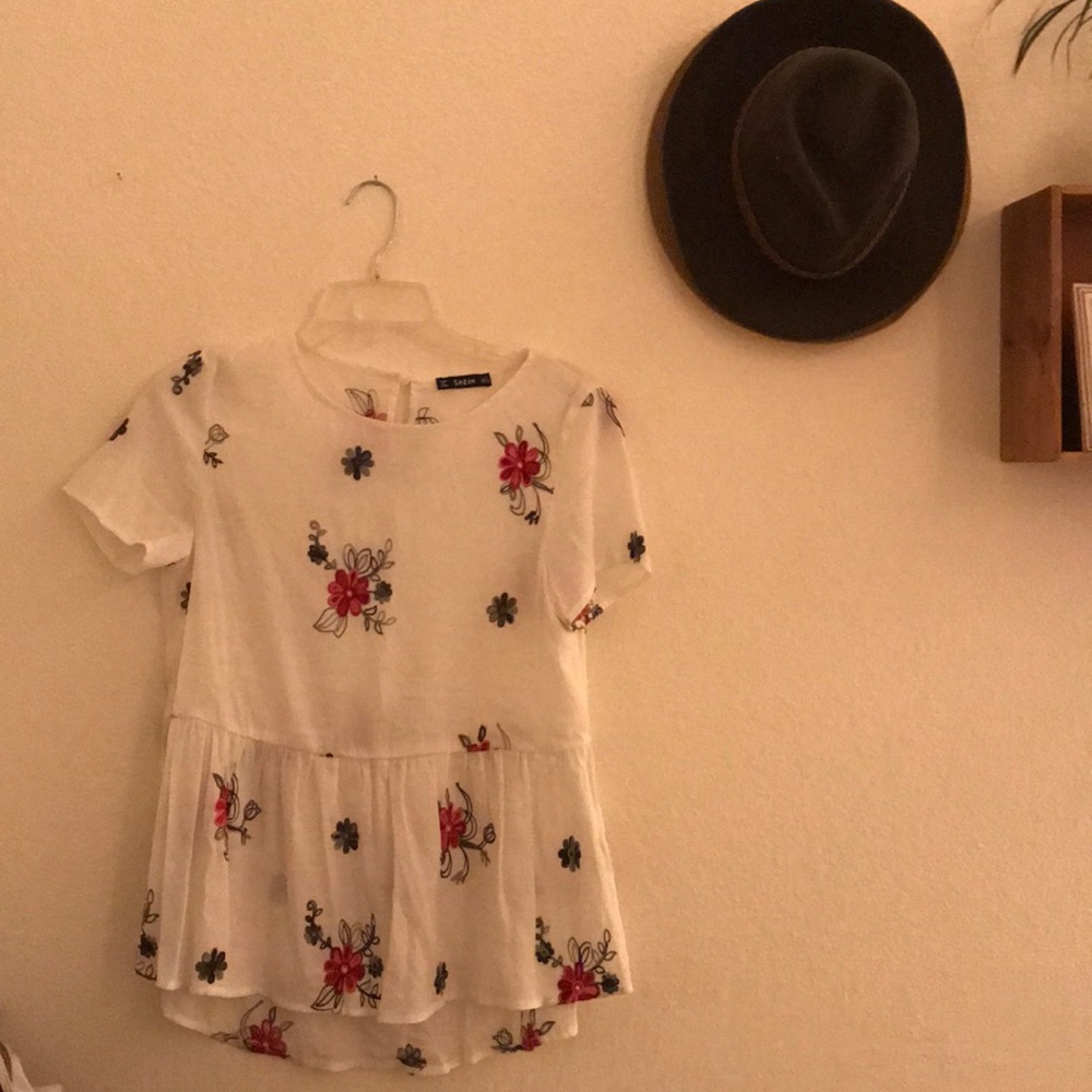 Cute flowery top great for work or casual day